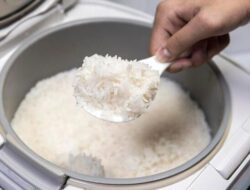 5 Kebiasaan yang Bikin Rice Cooker Bau dan Nasi Jadi Kurang Enak