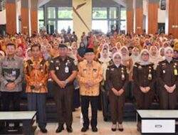 Kejaksaan Negeri Padang Beri Penerangan Hukum kepada Ratusan Kepala Sekolah di Padang