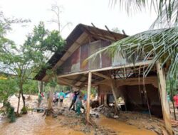 Hujan Deras Picu Banjir di Kuranji Padang, Tiga Rumah Warga Rusak