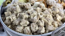 Siomay yang terbuat dari ikan tenggiri dengan siomay yang terbuat dari ikan sapu-sapu bisa dibedakan dengan mudah.