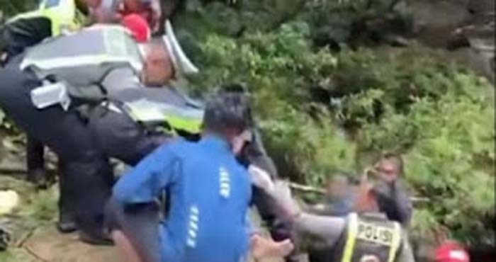 Evakuasi korban Kecelakaan Kelok 9.