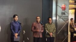 Pjs Kepala Eksekutif Pengawas Pasar Modal, Keuangan Derivatif, dan Bursa Karbon OJK, Hasan Fawzi (tengah).