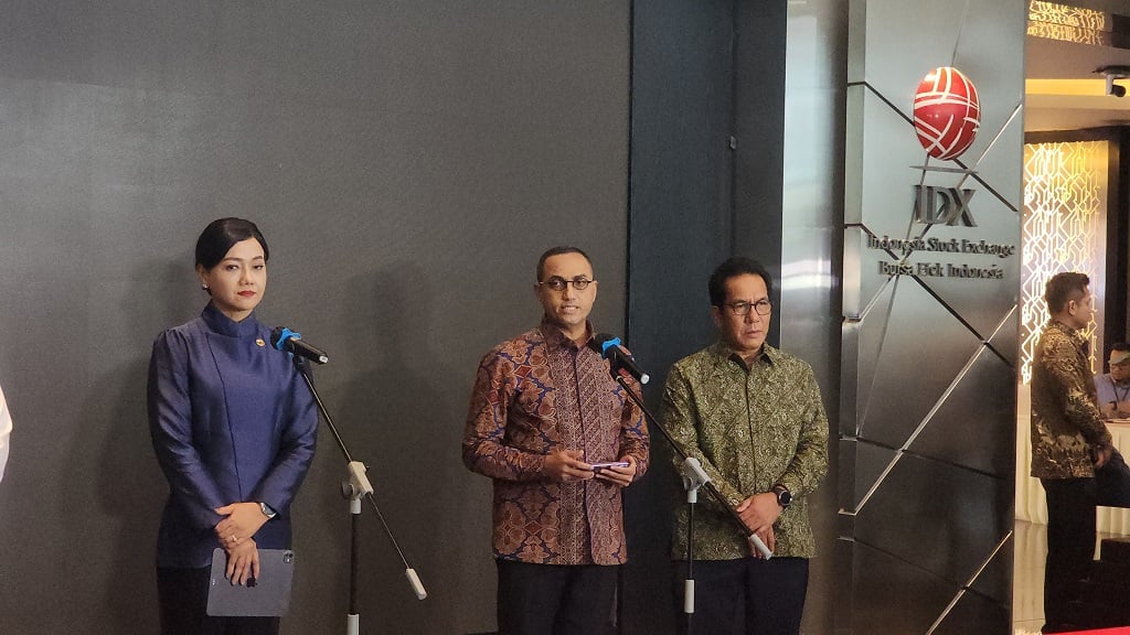 Pjs Kepala Eksekutif Pengawas Pasar Modal, Keuangan Derivatif, dan Bursa Karbon OJK, Hasan Fawzi (tengah).