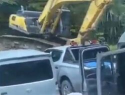 Truk Tak Kuat Menanjak, Ekskavator Terlepas di Jalur Sitinjau Lauik