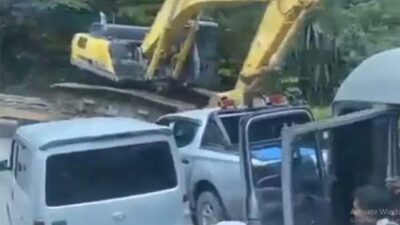Ekskavator Terlepas dari Trailer di Sitinjau Lauik