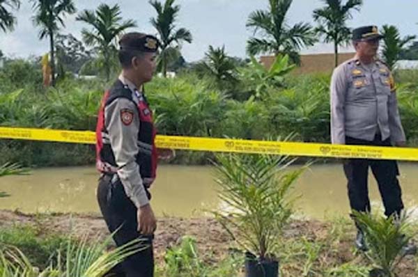 Petugas memasang garis polisi di lokasi