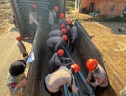 113 Personel Brimob Dikerahkan Bangun Jembatan Strategis