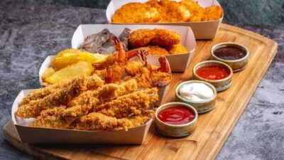 Untuk membuat gorengan renyah dan lebih sehat, salah satunya pilih tepung yang tak serap minyak banyak.