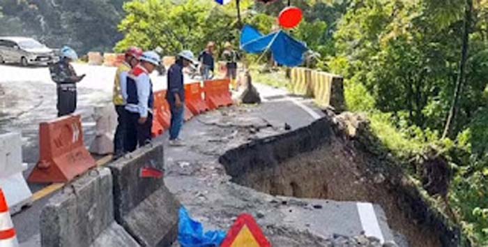 Jalan terban di Kilometer (KM) 66.700 Kawasan Lembah Anai.