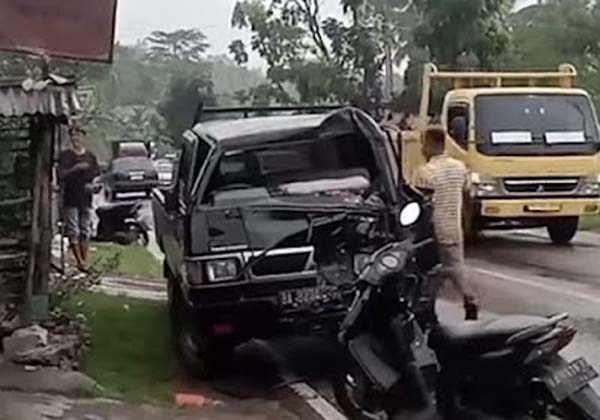 Sebuah kecelakaan lalu lintas melibatkan mobil pikap Mitsubishi L300 dan truk tronton