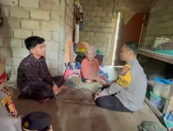 Kapolres Solsel Serahkan Bansos Buat Lansia