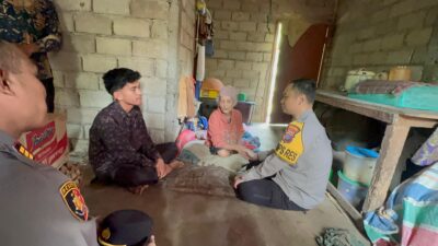 Kapolres Solsel Serahkan Bansos Buat Lansia