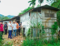 Wagub Vasko Salurkan Bantuan Bedah Rumah untuk Kuli Tani di Nagari VII Koto Talago
