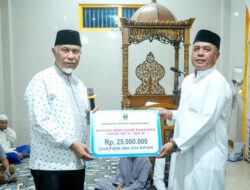 Ratusan Warga Sambut Kehadiran Mahyeldi Iktikaf di Masjid Al Wustha Pulai Tangah Kabupaten Agam