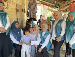 Ketua TP PKK Padang Pariaman Datang Tengah Luka Banjir Serahkan Bantuan dari Seruni