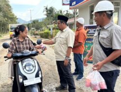 PT Socfindo Kebun Aek Pamienke Bagikan Takjil ke Pengendara