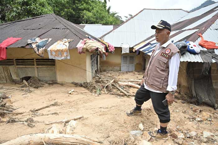 Gubernur Sumbar Mahyeldi meninjau rumah warga ditimbuni lumpur pascadihantam banjir bandang.