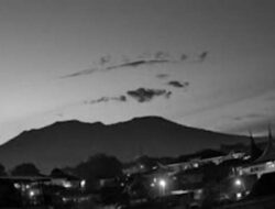 Erupsi Marapi Selimuti Jalan dan Sayuran Warga