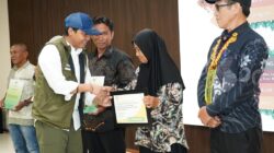 Menhut Raja Juli Antoni menyerahkan SK Perhutanan Sosial kepada empat Kelompok Tani Hutan (KTH).