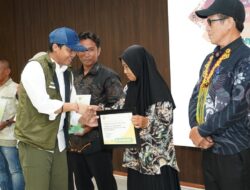 Menhut Serahkan SK Perhutanan Sosial 833 Hektare kepada Empat KTH di IKN