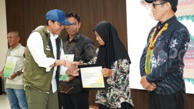 Menhut Raja Juli Antoni menyerahkan SK Perhutanan Sosial kepada empat Kelompok Tani Hutan (KTH).