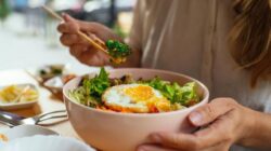 Berikut rekomendasi menu santap sahur yang bikin kuat puasa seharian dan tidak mudah lapar.