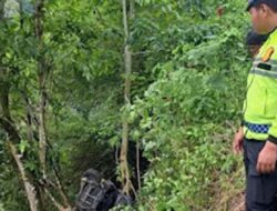 Toyota Avanza Hilang Kendali, Masuk Jurang 10 Meter