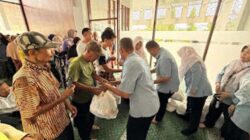 Santunan untuk fakir miskin dari Yayasan Semen Padang.