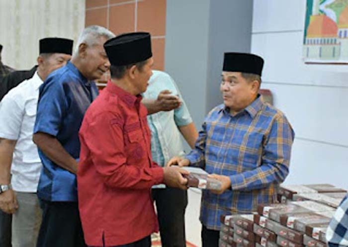 Bupati Agam, Benni Warlis, bersama Wakil Bupati Agam, Muhammad Iqbal, mengadakan buka puasa.