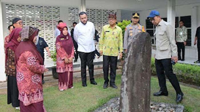 Menbud Fadli Zon kunjungi Museum Adityawarman.
