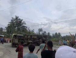 Kecelakaan Tunggal Truk Semen Hambat Arus Lalu Lintas Solok-Padang