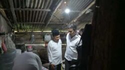 Wagub Sumbar Vasko Ruseimy meninjau rumah Syafri yang tak layak huni.
