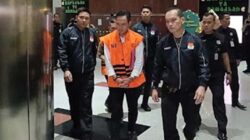 Bupati Cilacap Syamsul Auliya Rachman jadi tersangka pemerasan perangkat desa.