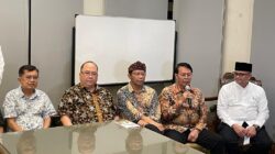 Guru Besar Universitas Trisakti Trubus Rahadiansah (kedua dari kanan) usai pertemuan dengan Wapres ke-10 dan ke-12 RI Jusuf Kalla (JK).