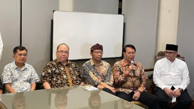 Guru Besar Universitas Trisakti Trubus Rahadiansah (kedua dari kanan) usai pertemuan dengan Wapres ke-10 dan ke-12 RI Jusuf Kalla (JK).