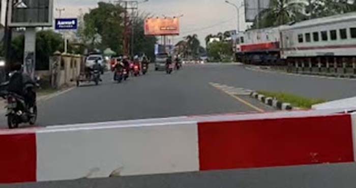 Seratusan Penjaga Pintu Perlintasan Sebidang Kereta Api tak Terima THR.