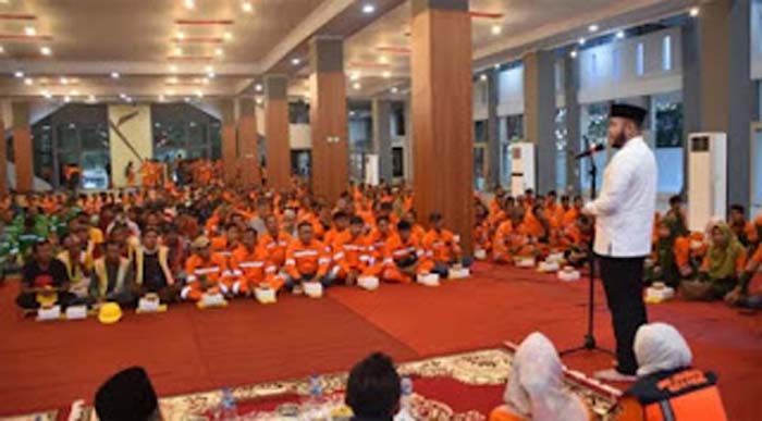 Wali Kota Padang Fadly Amran berbuka puasa bersama petugas kebersihan.