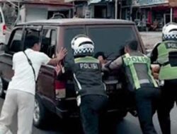 Tim Pengurai Kemacetan Polda Sumbar Kawal One Way di Jalan Padang–Bukittinggi