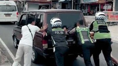 Kerja Keras Tim Pengurai Kemacetan: Arus One Way Tetap Lancar dan Aman.