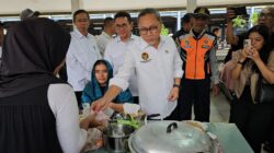 Menko Pangan Zulkifli Hasan mengungkapkan adanya lonjakan harga plastik yang dikeluhkan pedagang pasar.