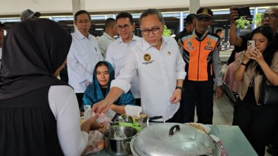 Menko Pangan Zulkifli Hasan mengungkapkan adanya lonjakan harga plastik yang dikeluhkan pedagang pasar.