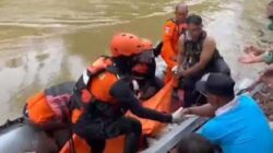 Tim SAR mengevakuasi jasad lansia pejudi sabung ayam yang tenggelam di sungai usai kabur
