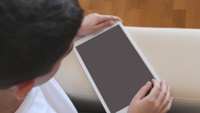 Gadget dan Anak, Tips Bijak Orang Tua di Tengah Aturan Baru Pemerintah