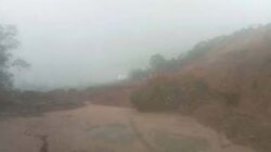 Kondisi ruas jalan provinsi menghubungkan Padang-Bukiittinggi tertimbun tanah longsor