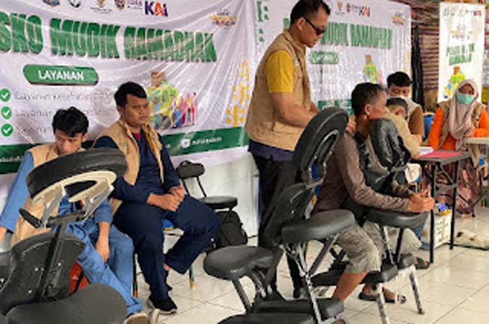 Layanan pijat gratis di Terminal Kampung Rambutan.