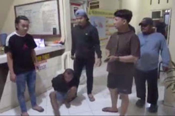 Polisi menangkap pelaku penyiraman air keras terhadap mantan pacar di Makassar.