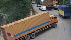 Truk Tronton Mogok di Tanjakan Panorama Satu Indarung