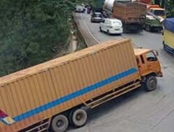 Arus Jalan di Padang Terganggu, Truk Tronton Mogok di Tengah Pendakian