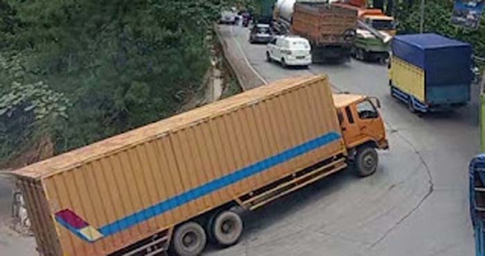 Truk Tronton Mogok di Tanjakan Panorama Satu Indarung