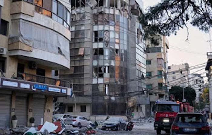 Puing-puing berserakan di jalan di samping gedung apartemen